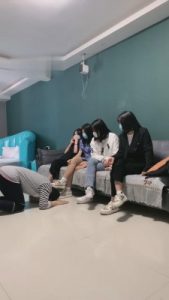 【精神小妹】素人群女遛狗调踩踏 bf13271_绳艺资料库视频资源下载