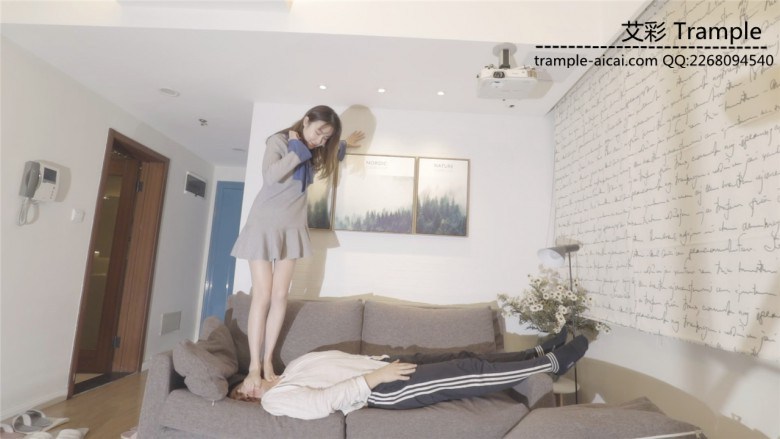 小美女沙发踩头蹬脸_绳艺资料库