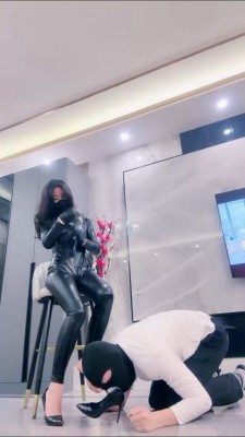 套路直播视频【禾末】超酷皮衣S-高跟碾压狗头舔/皮手套虐乳/脚耳光/腿绞 bf25566_绳艺资料库