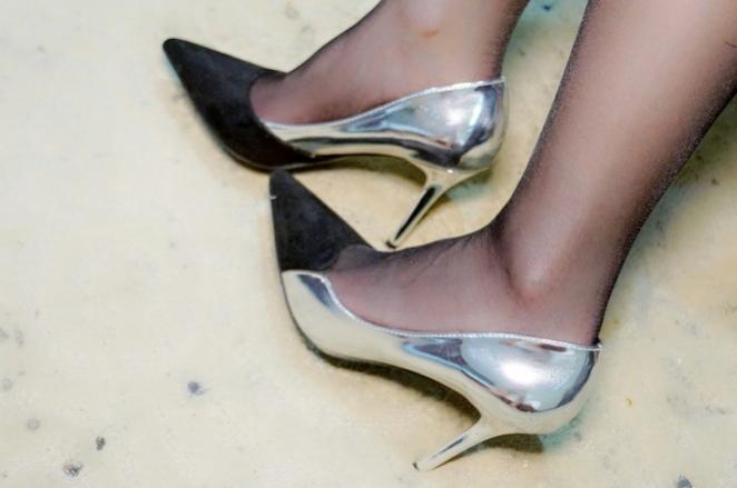 美诺女主在卫生间对贱奴的踩踏喂食_绳艺资料库