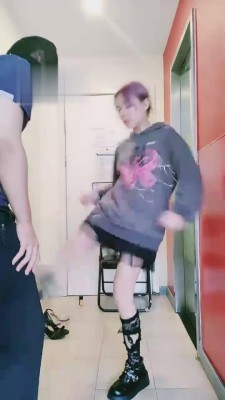 【丝洛】精神小妹踢裆踩踏 bf2031_绳艺资料库视频资源下载