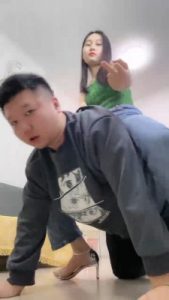 套路直播视频【素人星探】骑马遛狗/高跟肉丝踩踏/虐乳臭脚捂脸窒息 bf26618_绳艺资料库