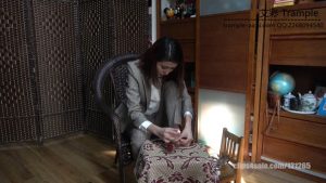 OL美女抽着烟涂指甲油,穿上高跟鞋贼美~_绳艺资料库