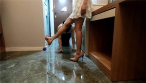 佛山小夏大人玉足牛奶洗脚，高跟插嘴坐脸_绳艺资料库