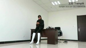 00后天使女主白色长靴骑乘牲畜马来回溜达!_绳艺资料库