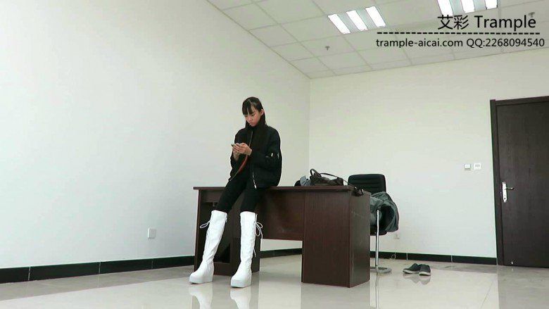 00后天使女主白色长靴骑乘牲畜马来回溜达！_绳艺资料库