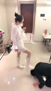 【cici】车模S-关狗笼/双狗舔脏鞋闻丝袜脚/求圣水 bf27919_绳艺资料库视频资源下载