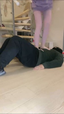 套路直播视频【文文】丝袜玉足全体重踩踏 bf24008_绳艺资料库