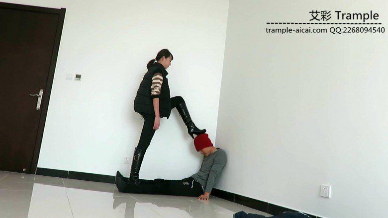 00后女主长筒靴耳光、骑乘、靴底踩脸、虐踩下体调教贱狗！_绳艺资料库