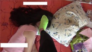 甜儿公主绿棉袜虐踩LULU肚子和脸蛋 G-NV-108_绳艺资料库