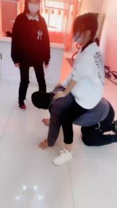 【精神小妹】教多名素人学生主玩sm bf20129_绳艺资料库视频资源下载