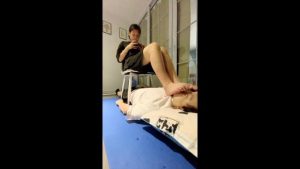 【萝莉酱】足球健将小玉首调 穿了半个多月没洗的脏袜子蹦跳踩踏闻舔臭脚_绳艺资料库