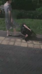 【滔滔】酒后户外马路被打-路人围观 bf3295_绳艺资料库视频资源下载