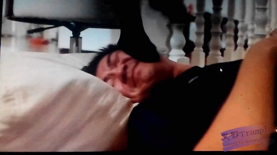 霸踩天下出品 碎花裙&百褶裙黑丝踩足球男_绳艺资料库