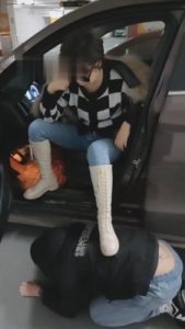 【语晴】停车场公开处决恋足狗 bf5652_绳艺资料库视频资源下载