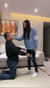 绝美vivi暴力踢脸踢裆发泄_绳艺资料库