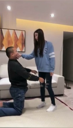 绝美vivi暴力踢脸踢裆发泄_绳艺资料库