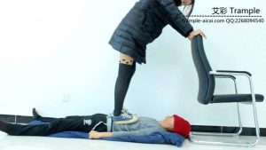 甜美媛媛女主帆布鞋蹦跳踩踏贱狗身体下体!_绳艺资料库