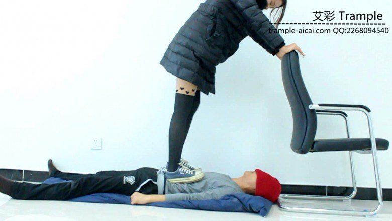 甜美媛媛女主帆布鞋蹦跳踩踏贱狗身体下体！_绳艺资料库