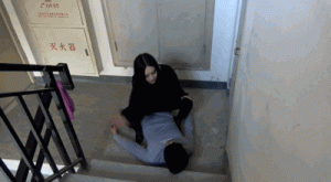 楼道狂扇两贱m耳光_绳艺资料库