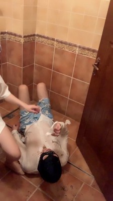 套路直播视频【宝爷】超重口-踩踏强迫吃呕吐物 bf25328_绳艺资料库