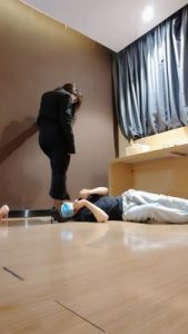 套路直播视频【梵高】金融白领黑丝高跟调-踩踏/舔闻原味丝袜jio【双视角版】bf26000_绳艺资料库