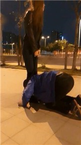 vivi-户外惊险遛狗过马路_绳艺资料库