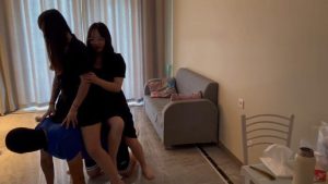 珂玥带18岁妹妹玩踩踏踢裆让狗奴舔脚-珂玥教坏素人妹妹-语言羞辱超刺激 YC-220704-4_绳艺资料库