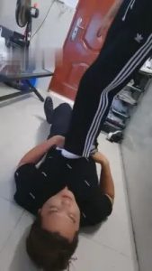 【滔滔】扫楼被女房客发现后被暴虐变狗 G-210712-11_绳艺资料库视频资源下载