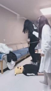 【开发素人】被三个精神小妹暴打羞辱 bf6242_绳艺资料库视频资源下载