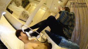 『奴隶岛』—萱萱无情踩刺脚垫_绳艺资料库