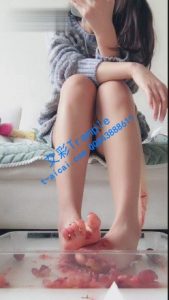 女神筱筱直播秀,踩草莓踩葡萄,丝足裸足踩_绳艺资料库