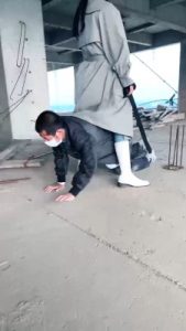 【罗宾】户外重刑虐打拾荒老人 bf27939_绳艺资料库视频资源下载