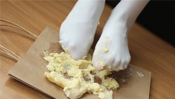 漂亮小妹妹白丝踩蛋糕_绳艺资料库