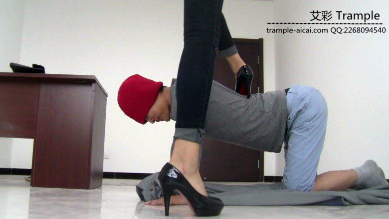 跪舔冰冰女主黑高跟做鞋垫膜拜高跟被践踏！_绳艺资料库