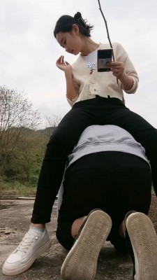 套路直播视频【小小小魔女】户外骑马-树枝抽-棉袜捂脸-舔鞋踩踏 bf26044_绳艺资料库