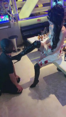 【爱神】女老板KTV把下属虐废-舔丝足/浓痰/高跟鞋喝酒 bf8945_绳艺资料库视频资源下载