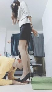 套路直播视频【美娜格格】女白领皮鞭训狗/高跟抽耳光/裸足舔插嘴 bf26548_绳艺资料库