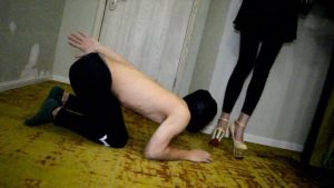 『奴隶岛』—萱萱防狼铆钉高跟踩,不怒而威的极致语言控制_绳艺资料库