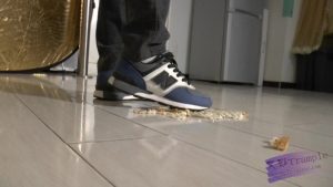 小月第一次 运动鞋踩面包喂奴隶_绳艺资料库