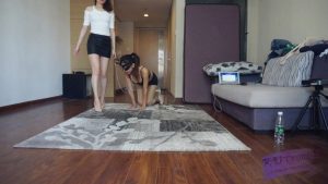 『小妮女女』小妮S超性感高跟，极度虐踩母狗(超细鞋跟全体重）_绳艺资料库