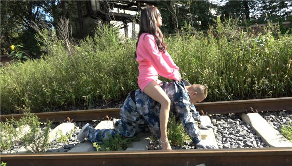 冷柔铁道操练特种狗_绳艺资料库