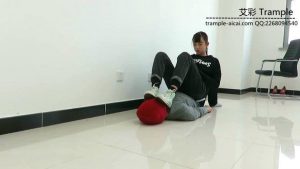 00后天使女主坐在人体家具上玩游戏,舔裸足!_绳艺资料库