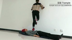 00后女主运动鞋跑踏人体软垫骑乘休息!_绳艺资料库