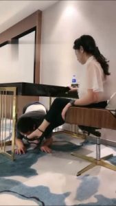 【鑫儿教头】女老板办公桌下的狗奴才 bf16365_绳艺资料库视频资源下载