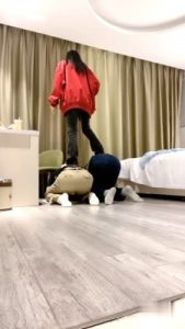 【海绵大大】小白鞋女神VS双M-转胯骑马/丝袜塞嘴数据线抽 JS23051710_绳艺资料库视频资源下载