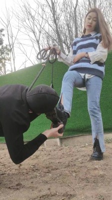 套路直播视频【辰辰】户外强迫狗舔超脏泥土鞋底 bf24624_绳艺资料库