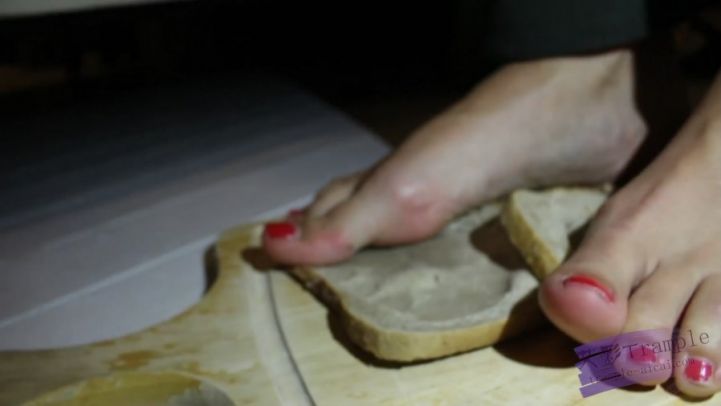 ）性感高跟玉足踩方包，包子混合着脚和鞋底的香气一定问道很好_绳艺资料库