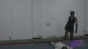 黑皮衣狠辣女警潜入(2)—高抬腿踩脖子踩死吐血_绳艺资料库