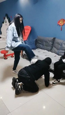 套路直播视频【吴迪】双学生S-运动鞋暴力踢踹/踩/舔脏鞋臭脚 bf25292_绳艺资料库